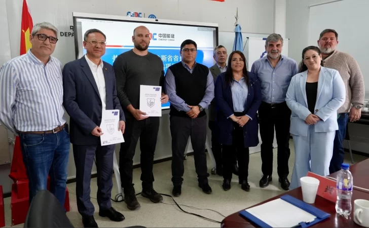  De izquierda a derecha: Mario Piero Boffi (diputado); Ni Zhen (China Energy Engineering Group); Juan Manuel Borquez (intendente Puerto Santa Cruz); Claudio Vidal (Gobernador); Analía Farías (intendenta de Piedra Buena); Jaime Álvarez (ministro de Energía y Minería); Daniel Gardonio (intendente Puerto San Julián); Fabiola Loreiro (diputada provincial); y Ezequiel Verbes (ministro de Trabajo).
