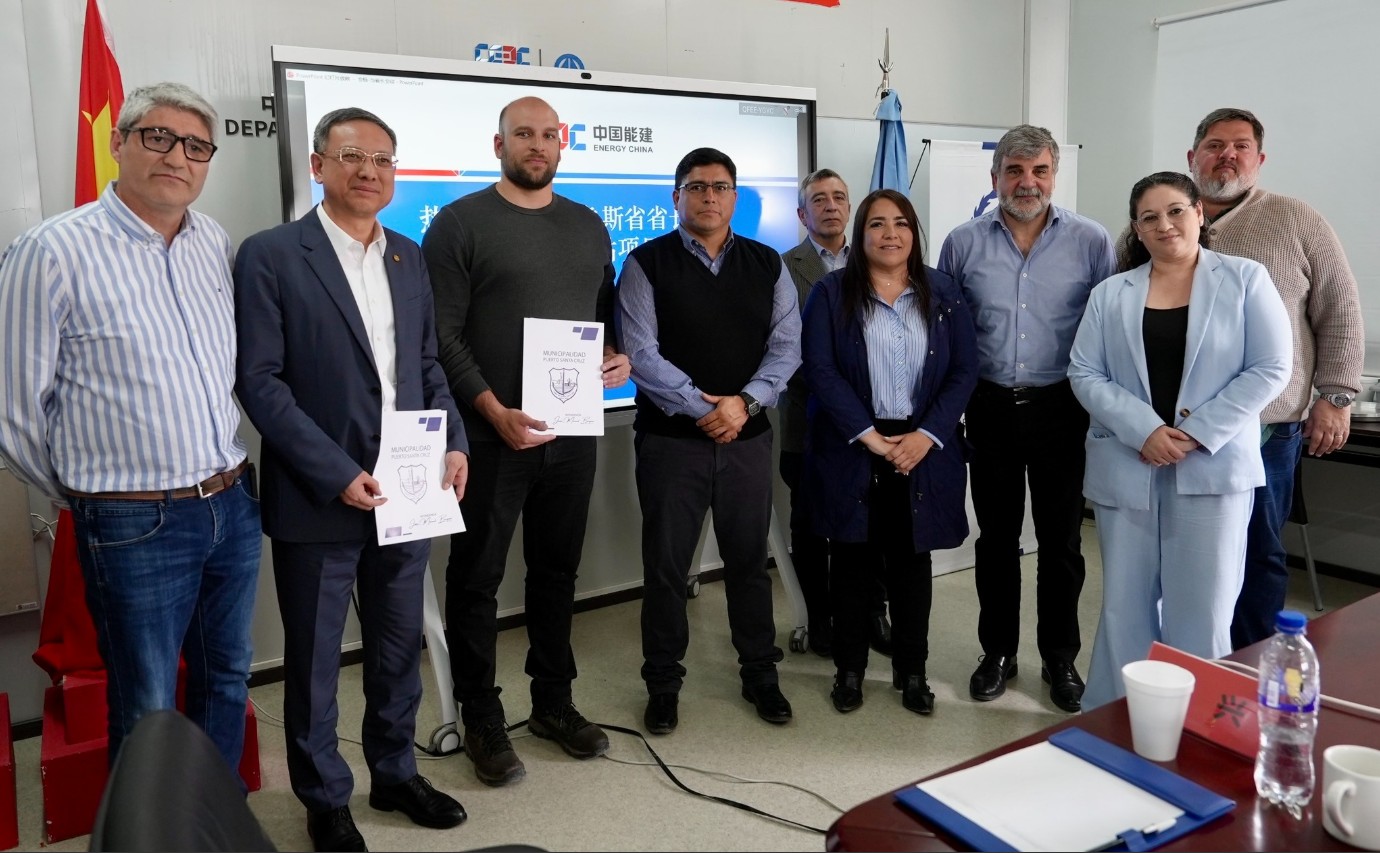  De izquierda a derecha: Mario Piero Boffi (diputado); Ni Zhen (China Energy Engineering Group); Juan Manuel Borquez (intendente Puerto Santa Cruz); Claudio Vidal (Gobernador); Analía Farías (intendenta de Piedra Buena); Jaime Álvarez (ministro de Energía y Minería); Daniel Gardonio (intendente Puerto San Julián); Fabiola Loreiro (diputada provincial); y Ezequiel Verbes (ministro de Trabajo).