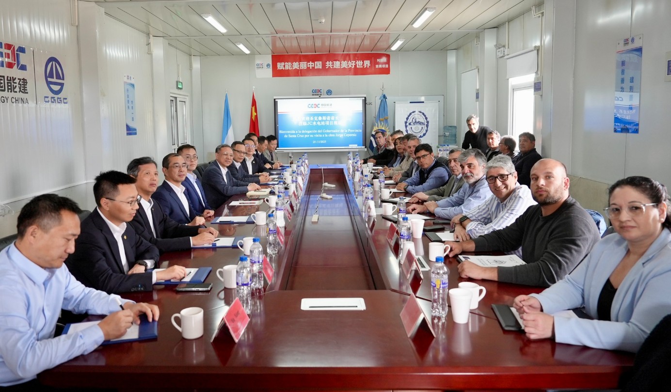  Vidal, encabezó una mesa de trabajo junto a directivos de las empresas chinas, de la que formaron parte representantes de los municipios de Comandante Luis Piedra Buena, Puerto San Julián y Puerto Santa Cruz, legisladores provinciales, integrantes del gabinete provincial.