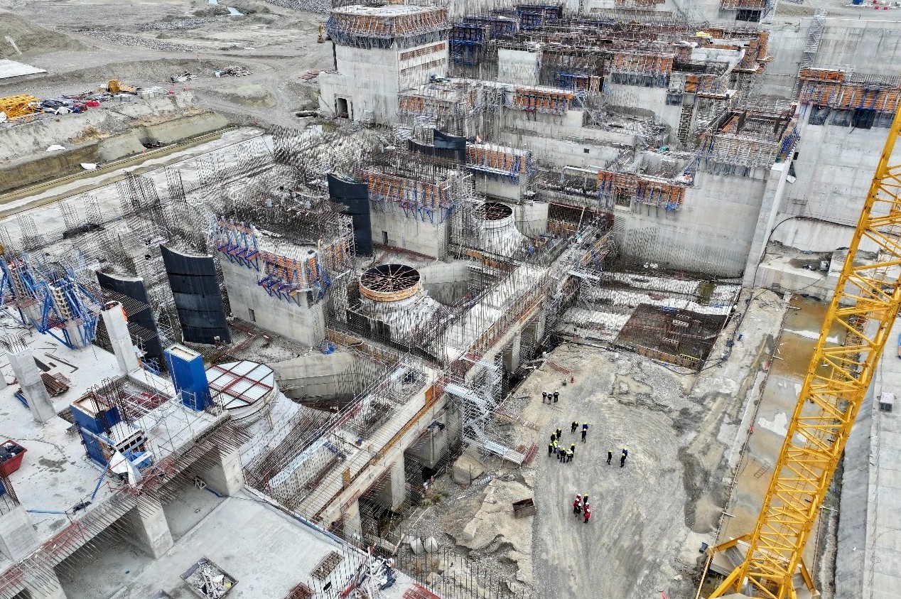  Parte del sector de máquinas y turbinas de la obra más avanzada sobre el río Santa Cruz.