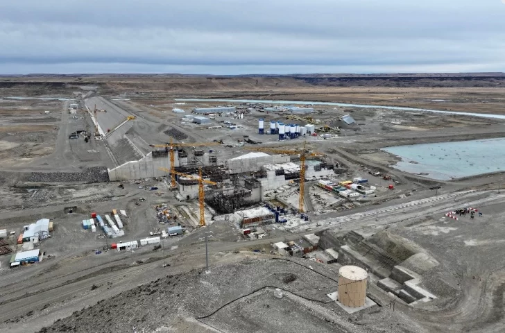  Imponente imagen del estado actual de la represa Jorge Cepernic.