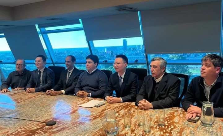  La reunión del mes de julio en ENARSA. De izquierda a derecha Claudio Constantino, Eling; Daniel Guillermo De la Torre, Eling; Zhang Jun Zhang, gerente general de CGGC Internacional; presidente de ENARSA, Tristán Socas; gobernador de Santa Cruz, Claudio Vidal; Wang Mingyi, director de proyecto Represas; Jaime Álvarez ministro de energía de Santa Cruz; Johanathan Tor Hidrocuyo; y Alejandro O’Reilly Hidrocuyo. (Foto: Josemar Mendoza Herrera).