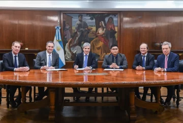 Vidal firmó con Nación la reducción de retenciones al crudo convencional Vidal firmó con Nación la reducción de retenciones al crudo convencional