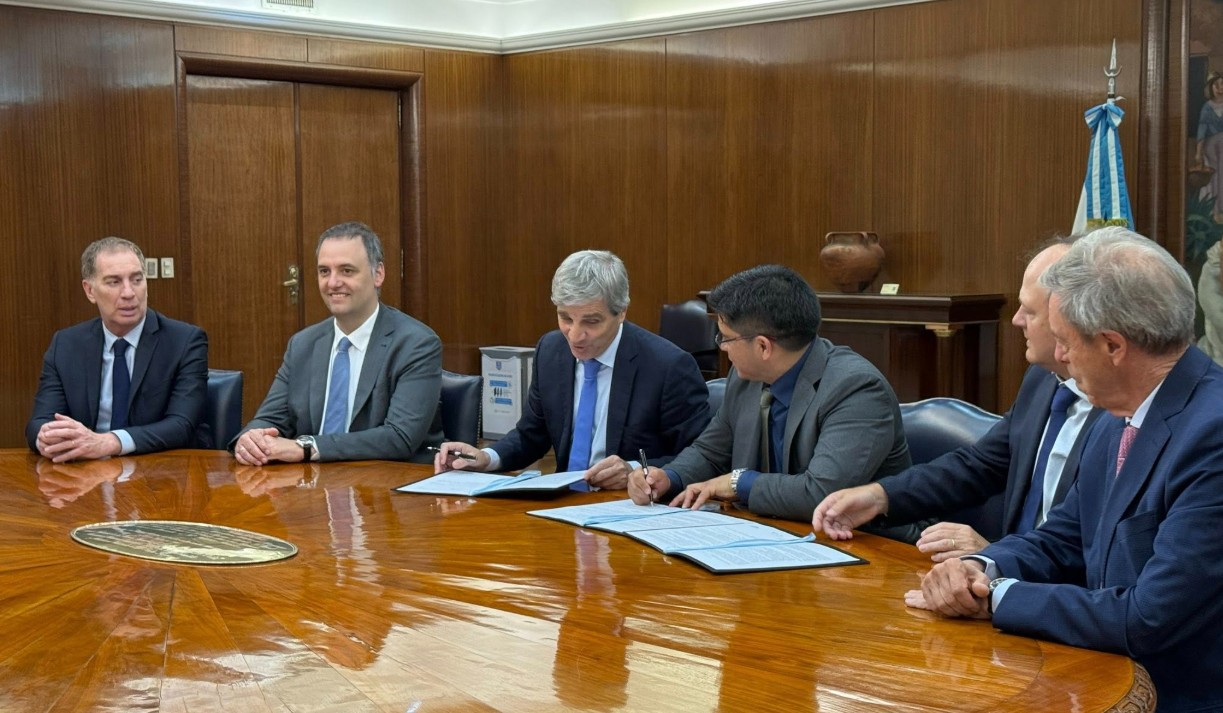  Luis Caputo y Claudio Vidal, en el momento de la firma de la reducción de retenciones al crudo convencional.