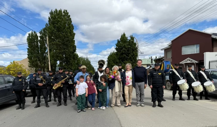  Santiago Halliday, nieto, junto a Jim y Hanna, bisnietos; Eugenia y Elena, nieta y bisnieta; Cristina, la cumpleañera; Caty Halliday, hija y su esposo Les junto a la Banda de Música Policial 