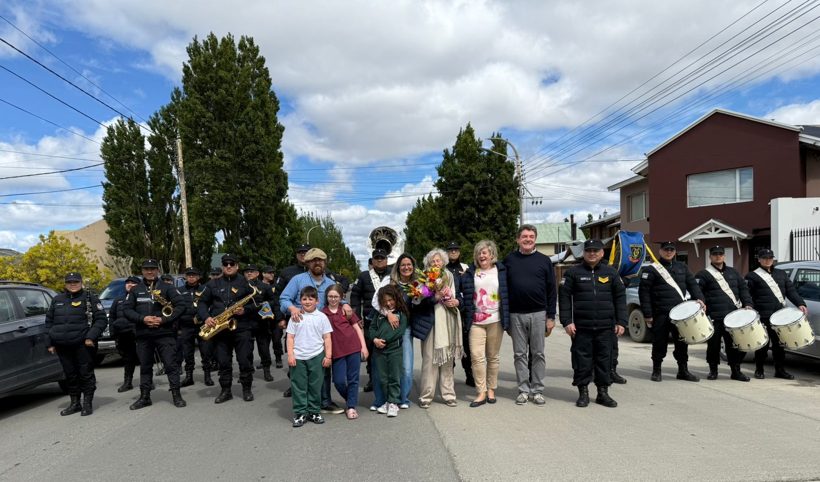  Santiago Halliday, nieto, junto a Jim y Hanna, bisnietos; Eugenia y Elena, nieta y bisnieta; Cristina, la cumpleañera; Caty Halliday, hija y su esposo Les junto a la Banda de Música Policial 