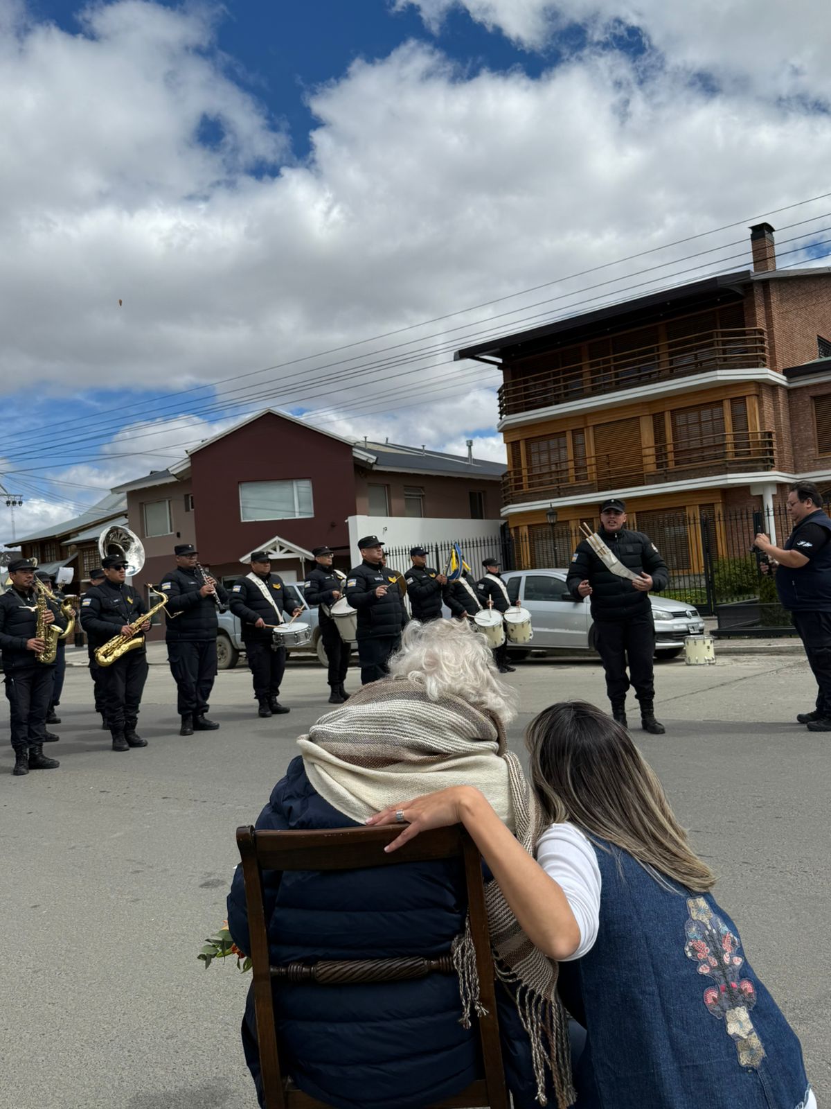  La cumpleañera con Eugenia, esposa del nieto Teddy, disfrutando de la presentación de la banda.