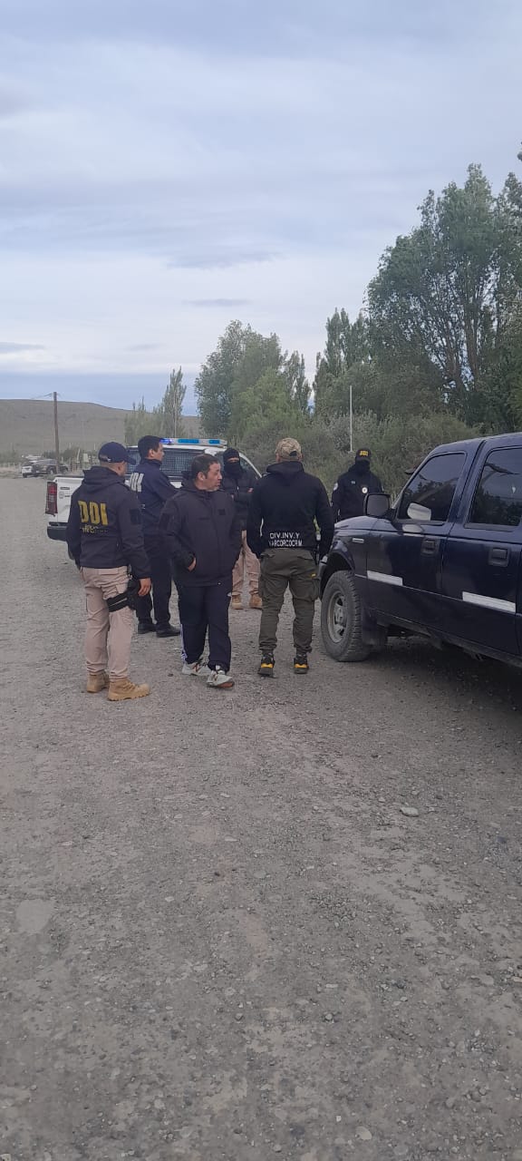  El comisario mayor Pablo Méndez en el procedimiento. FOTO: POLICÍA DE SANTA CRUZ.