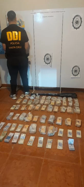  El dinero recuperado. FOTO: POLICÍA DE SANTA CRUZ.
