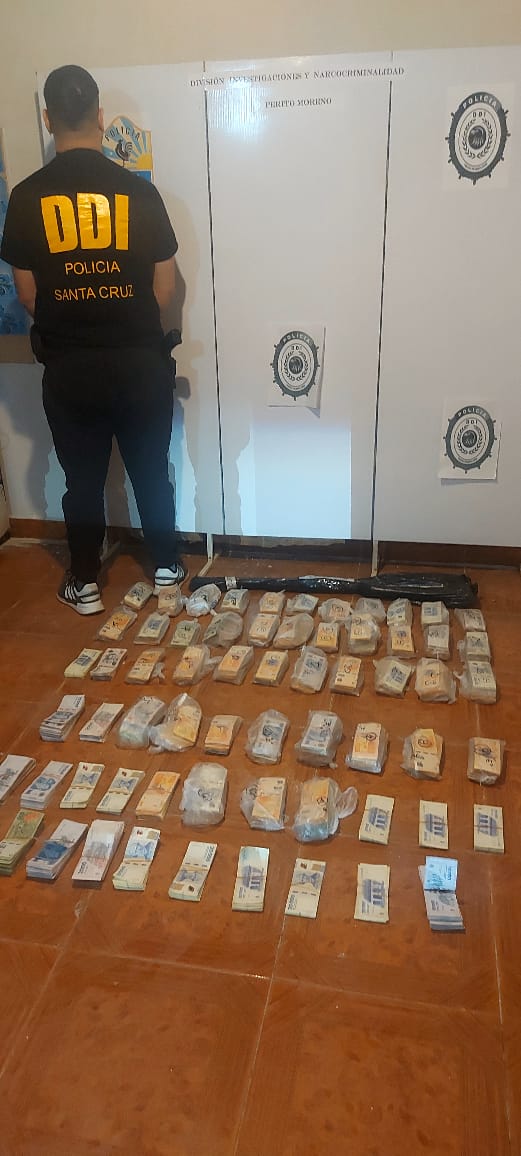  El dinero recuperado. FOTO: POLICÍA DE SANTA CRUZ.