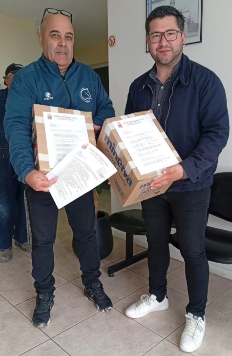  El profesor Hugo Marotte y el secretario General de la Comisión de Fomento, Esteban Vera, recibiendo la donación de libros de autores santacruceños.