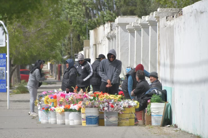  Hay quienes aprovecharon la ocasión para realizar venta de arreglos florales. FOTO: JUAN PALACIOS / LA OPINIÓN AUSTRAL.