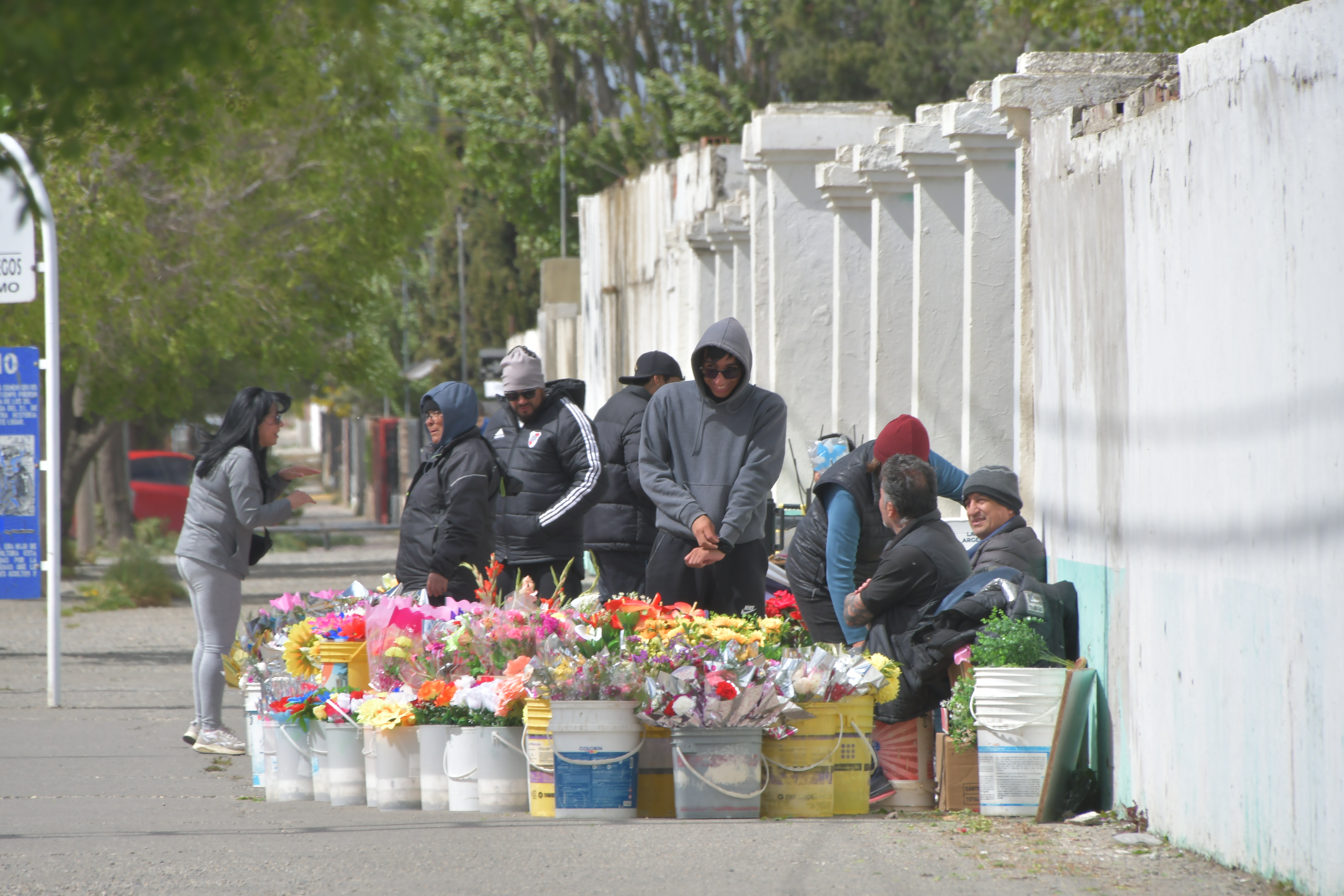  Hay quienes aprovecharon la ocasión para realizar venta de arreglos florales. FOTO: JUAN PALACIOS / LA OPINIÓN AUSTRAL.