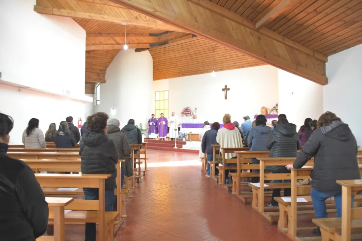  Se realizaron 3 misas por el día de muertos en el cementerio de Río Gallegos. FOTO: JUAN PALACIOS / LA OPINIÓN AUSTRAL.