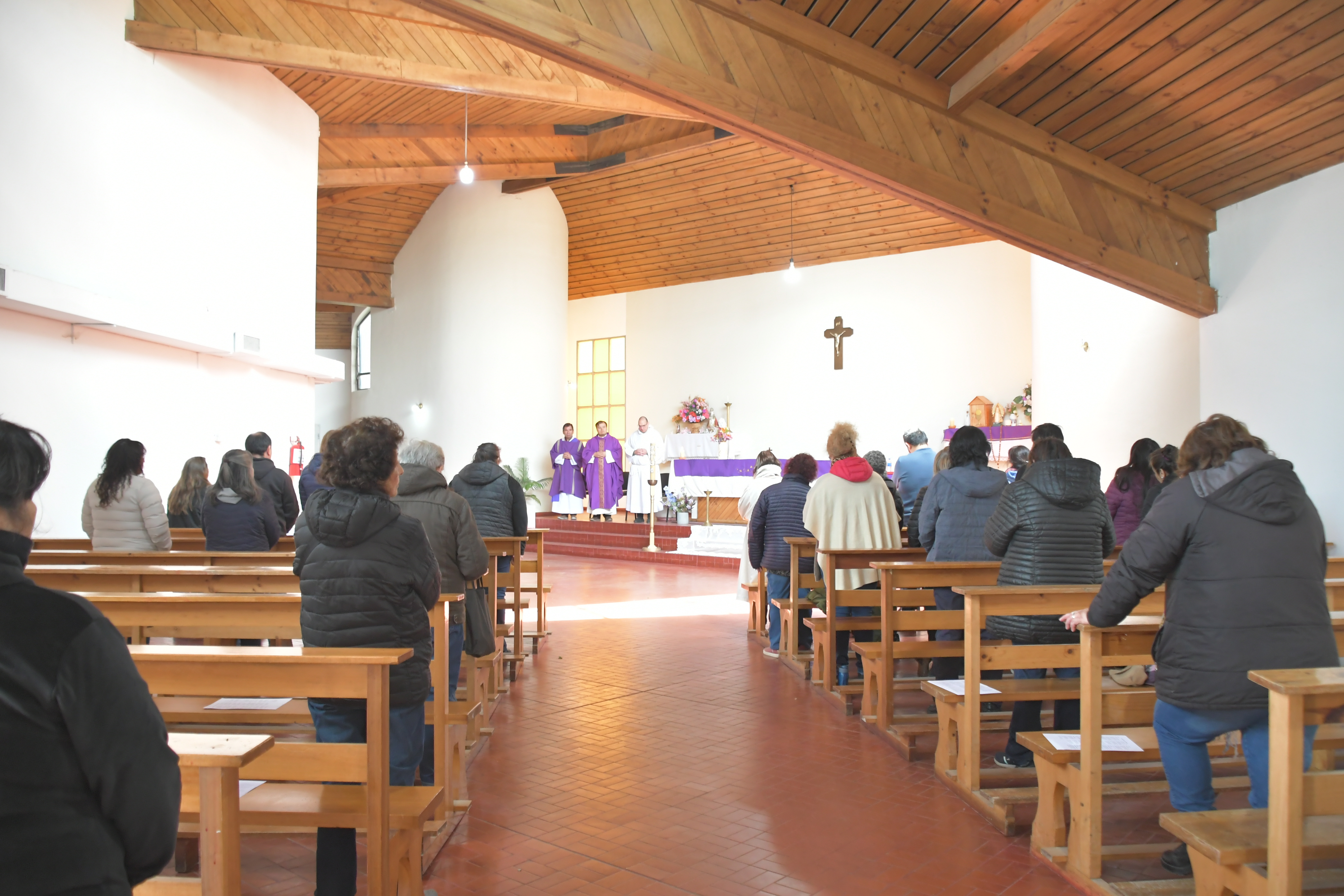  Se realizaron 3 misas por el día de muertos en el cementerio de Río Gallegos. FOTO: JUAN PALACIOS / LA OPINIÓN AUSTRAL.