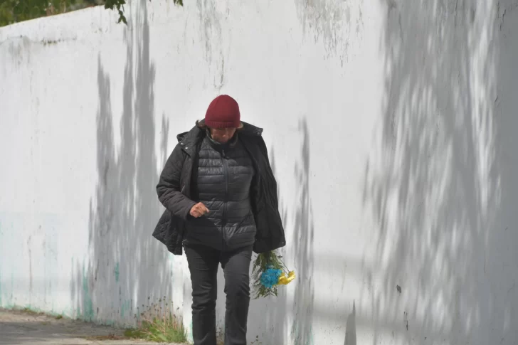 Día de Muertos en Río Gallegos: vecinos honraron a sus seres queridos en el cementerio local