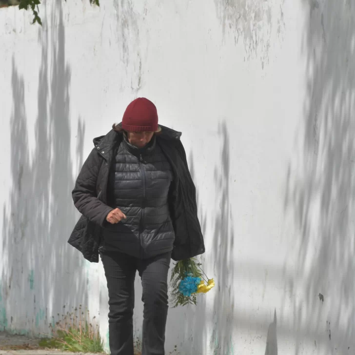 Día de Muertos en Río Gallegos: vecinos honraron a sus seres queridos en el cementerio local Día de Muertos en Río Gallegos: vecinos honraron a sus seres queridos en el cementerio local