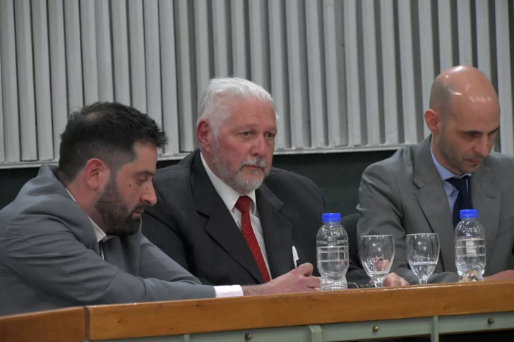  Gonzalo Chute (asesor), Alejandro Ruggero (abogado defensor), y Fernando Basanta, vocal del TSJ. (Foto: José Silva/La Opinión Austral).