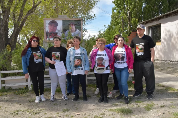  La familia de Franco Cuevas se hizo presente frente a la ex concesionaria Oasis, donde se realizó la reconstrucción del crimen. FOTO: JOSÉ SILVA / LA OPINIÓN AUSTRAL