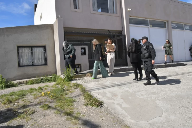  María Alejandra Vila caminando a la casa de la 