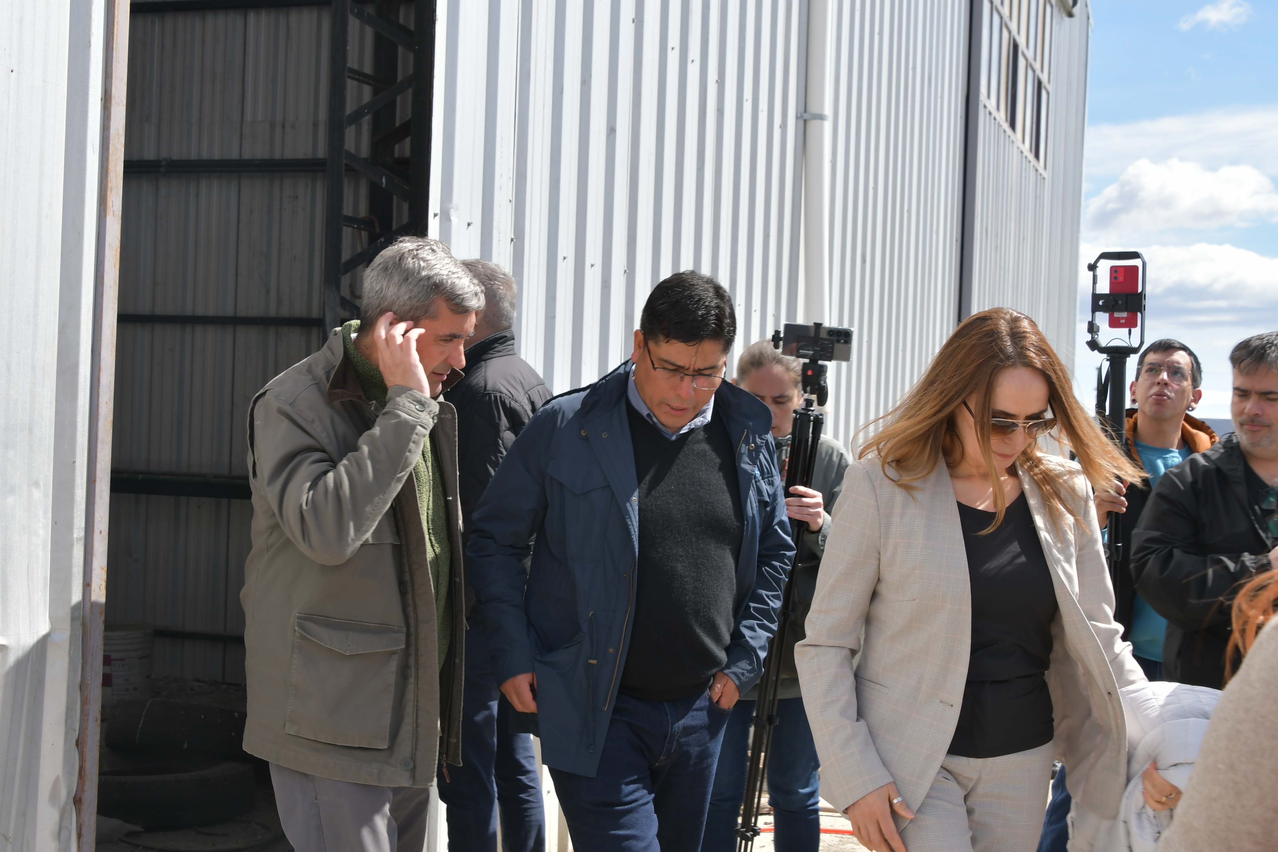  Gustavo Sívori (Santa Cruz Puede SAU) y la ministra de la Producción, Nadia Ricci, acompañaron a Claudio Vidal en la recorrida del predio de Austral Construcciones. FOTO: JUAN PALACIOS/LA OPINIÓN AUSTRAL