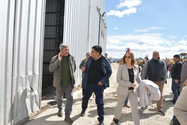 El gobernador Claudio Vidal recorrió el obrador donde funcionó Austral Construcciones
