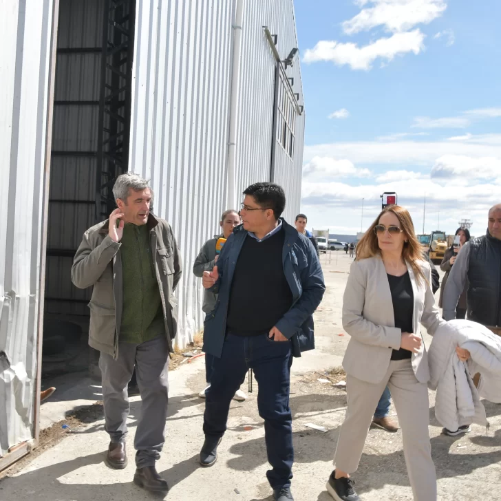 El gobernador Claudio Vidal recorrió el obrador donde funcionó Austral Construcciones