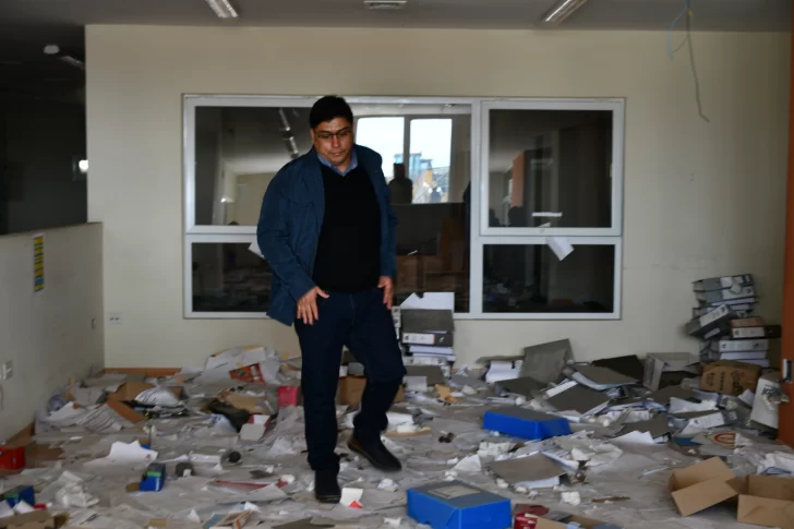  El gobernador Claudio Vidal observa, asombrado, al enorme cantidad de papeles desparrramados en el piso, que encontraron al ingresar a las instalaciones de Austral Construcciones. FOTO: JUAN PALACIOS/LA OPINIÓN AUSTRAL