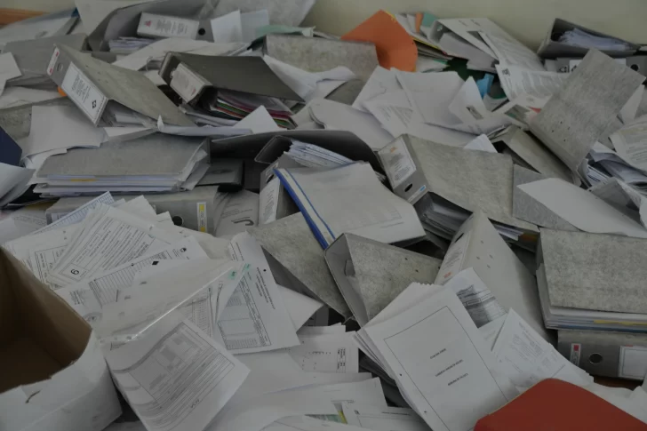  Expedientes amontonados por todo el suelo de las oficinas de Austral Construcciones. 