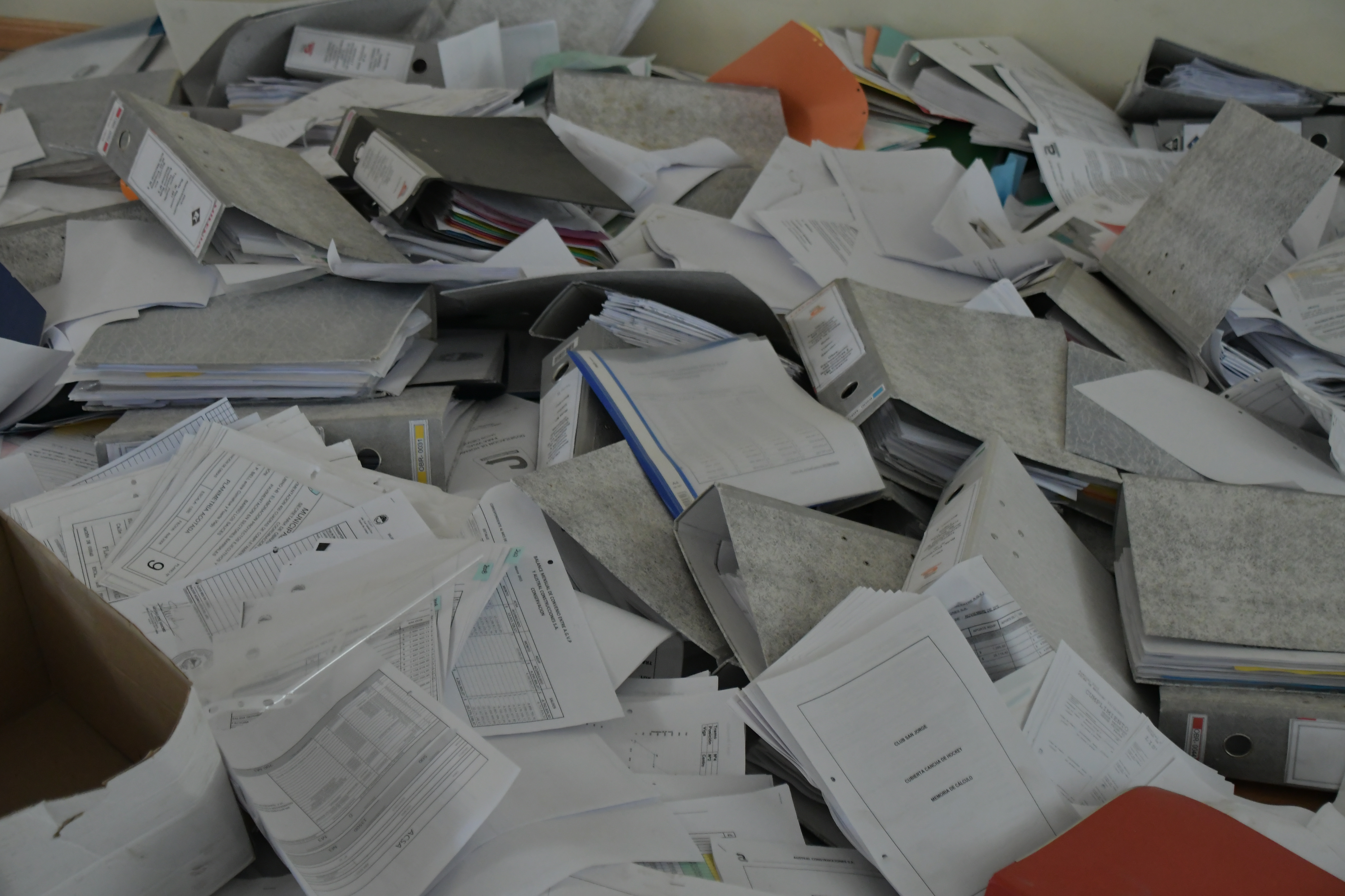  Expedientes amontonados por todo el suelo de las oficinas de Austral Construcciones. 