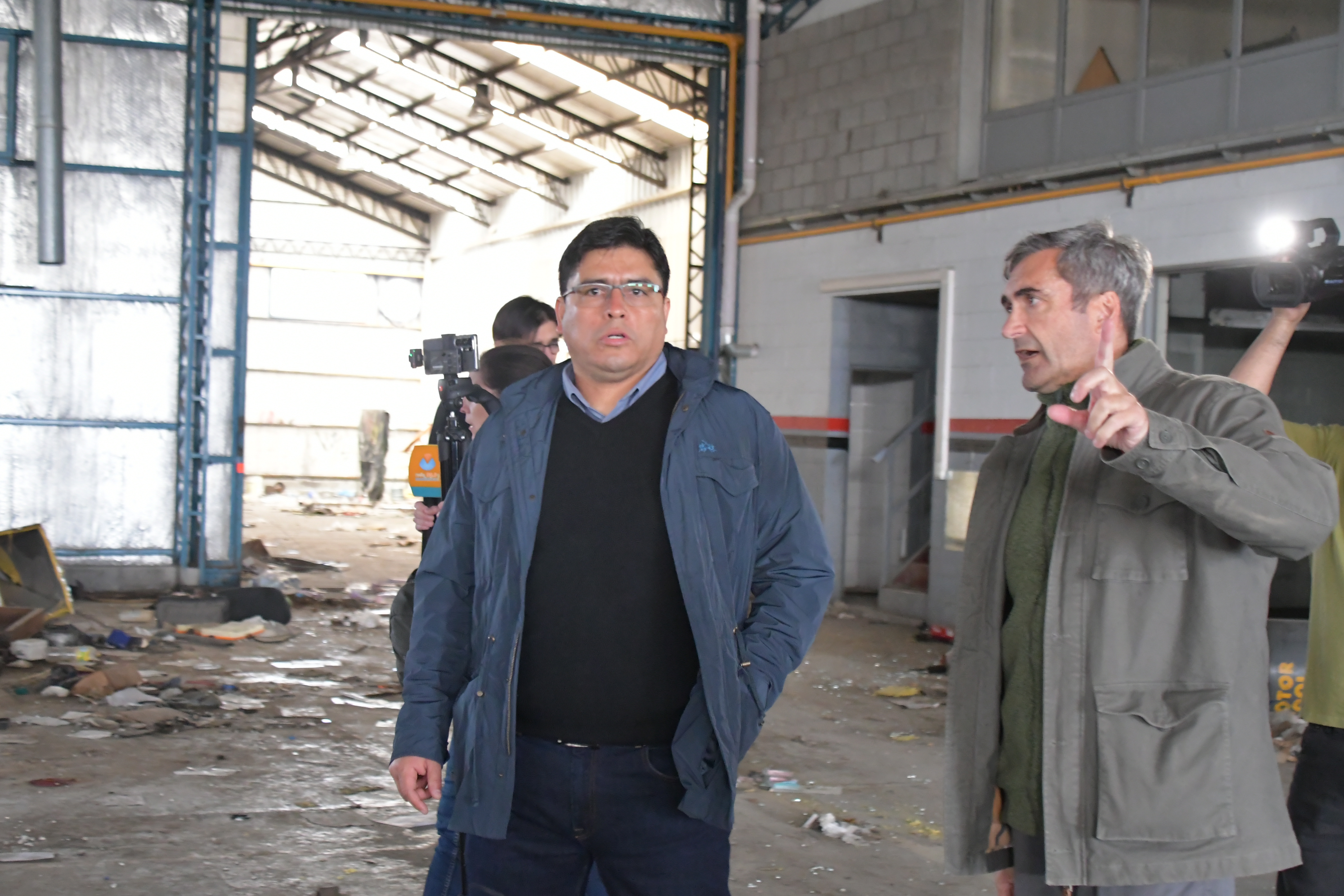  El gobernador Claudio Vidal y Gustavo Sívori, presidente de Santa Cruz Puede SAU, durante la recorrida del predio de Austral Construcciones. FOTO: JUAN PALACIOS/LA OPINIÓN AUSTRAL