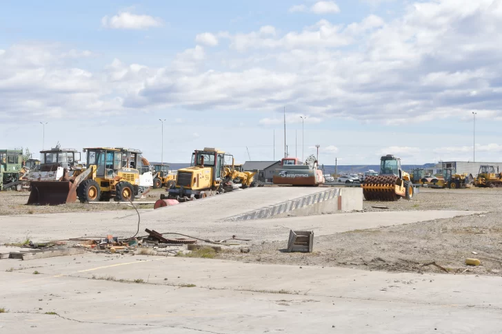  Es significativo el número de maquinaria pesada, en estado de abandono, en el predio de Austral Construcciones. FOTO: JUAN PALACIOS/LA OPINIÓN AUSTRAL