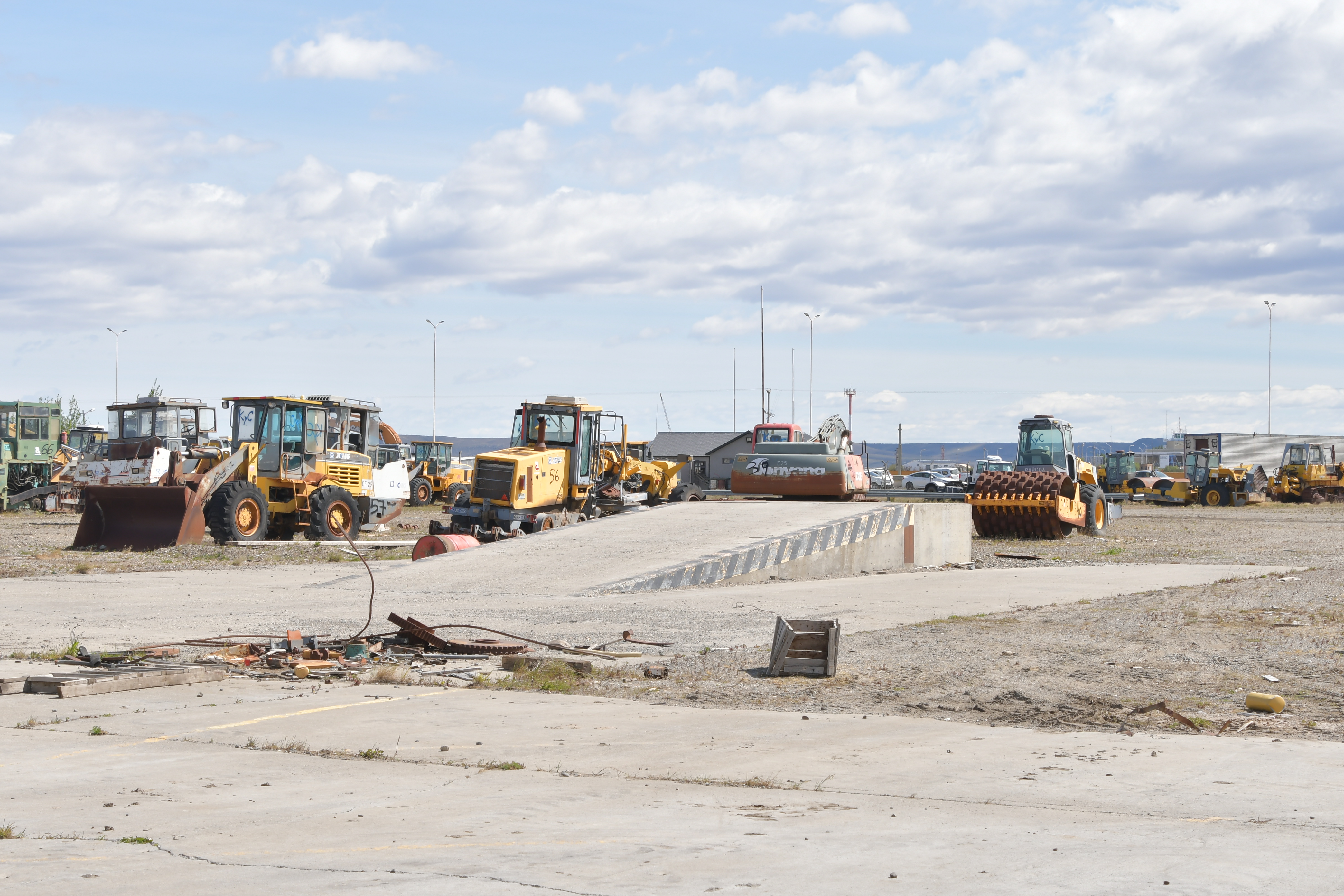  Es significativo el número de maquinaria pesada, en estado de abandono, en el predio de Austral Construcciones. FOTO: JUAN PALACIOS/LA OPINIÓN AUSTRAL