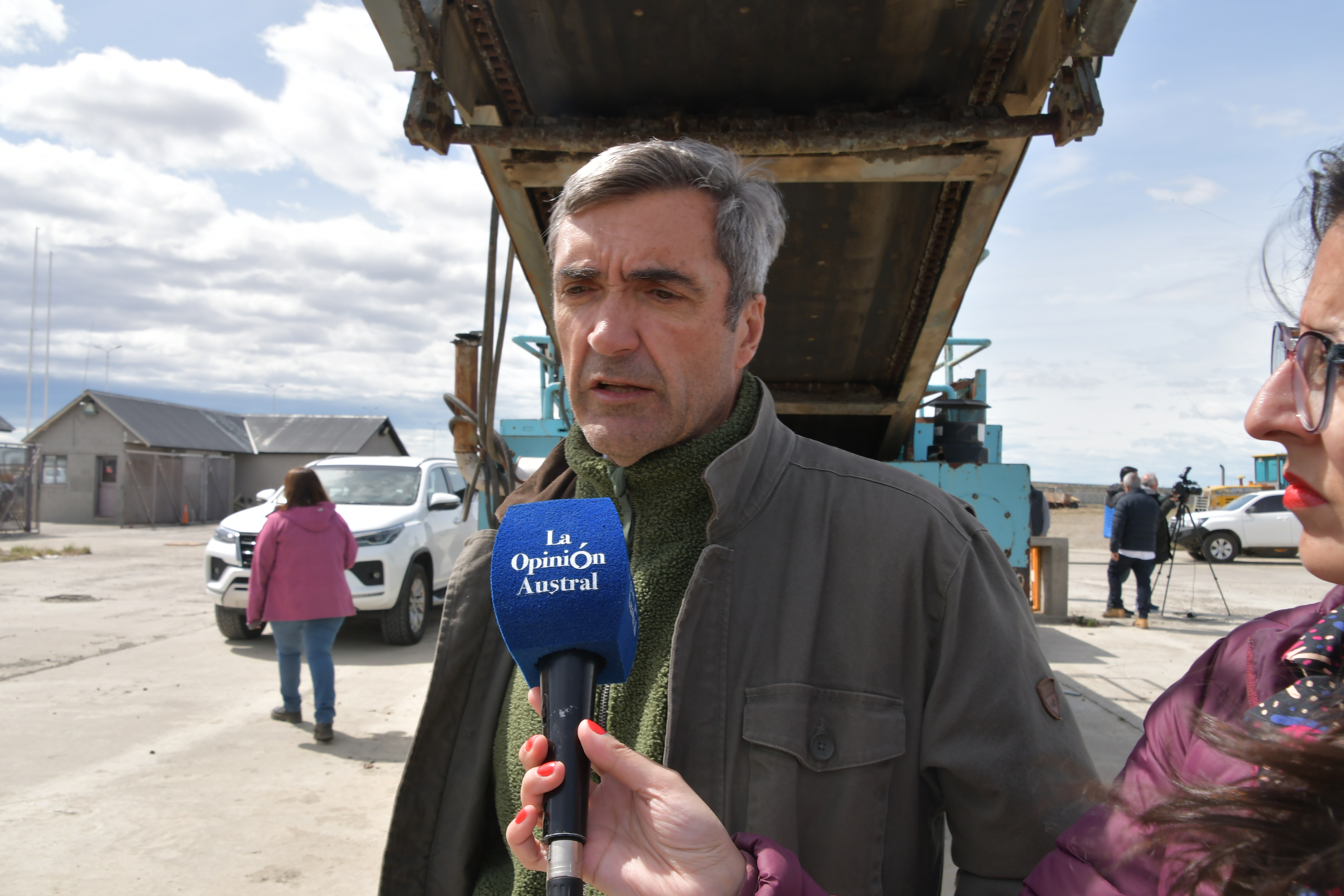  Gustavo Sívori en diálogo con Dalma Vidal, periodista de La Opinión Austral. FOTO: JUAN PALACIOS/LA OPINIÓN AUSTRAL