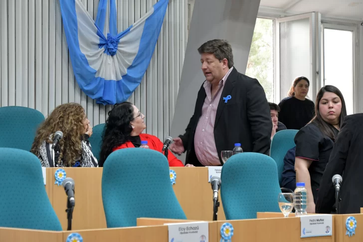  El diputado Pedro Luxen habla con su par, Loreiro, en uno de los cuarto intermedio. (Foto: José Silva/La Opinión Austral).