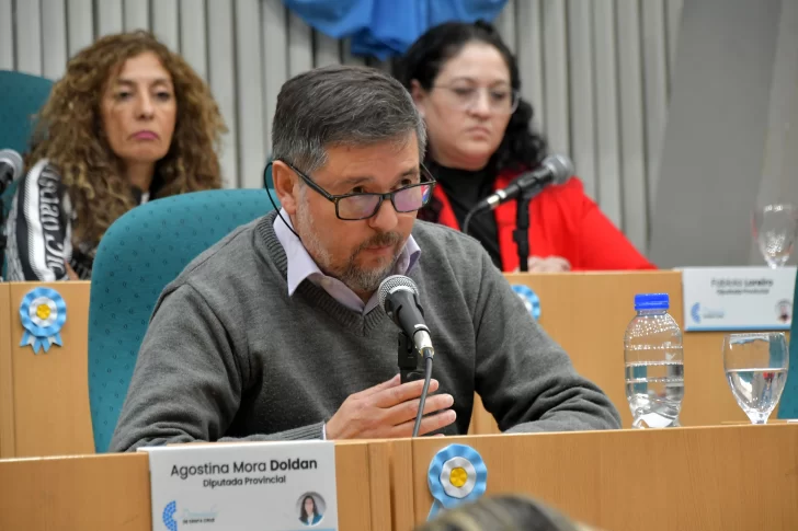  El diputado Pedro Muñoz (ARI/CC) leyó los alegatos de la Comisión Acusadora. (Foto: José Silva/La Opinión Austral).