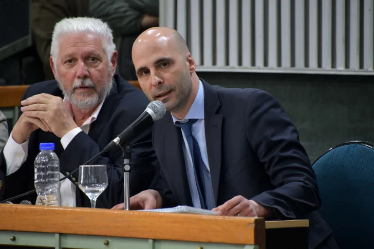  Fernando Basanta se defendió por espacio de media hora. Al lado, el abogado Alejandro Ruggero. (Foto: José Silva/La Opinión Austral).
