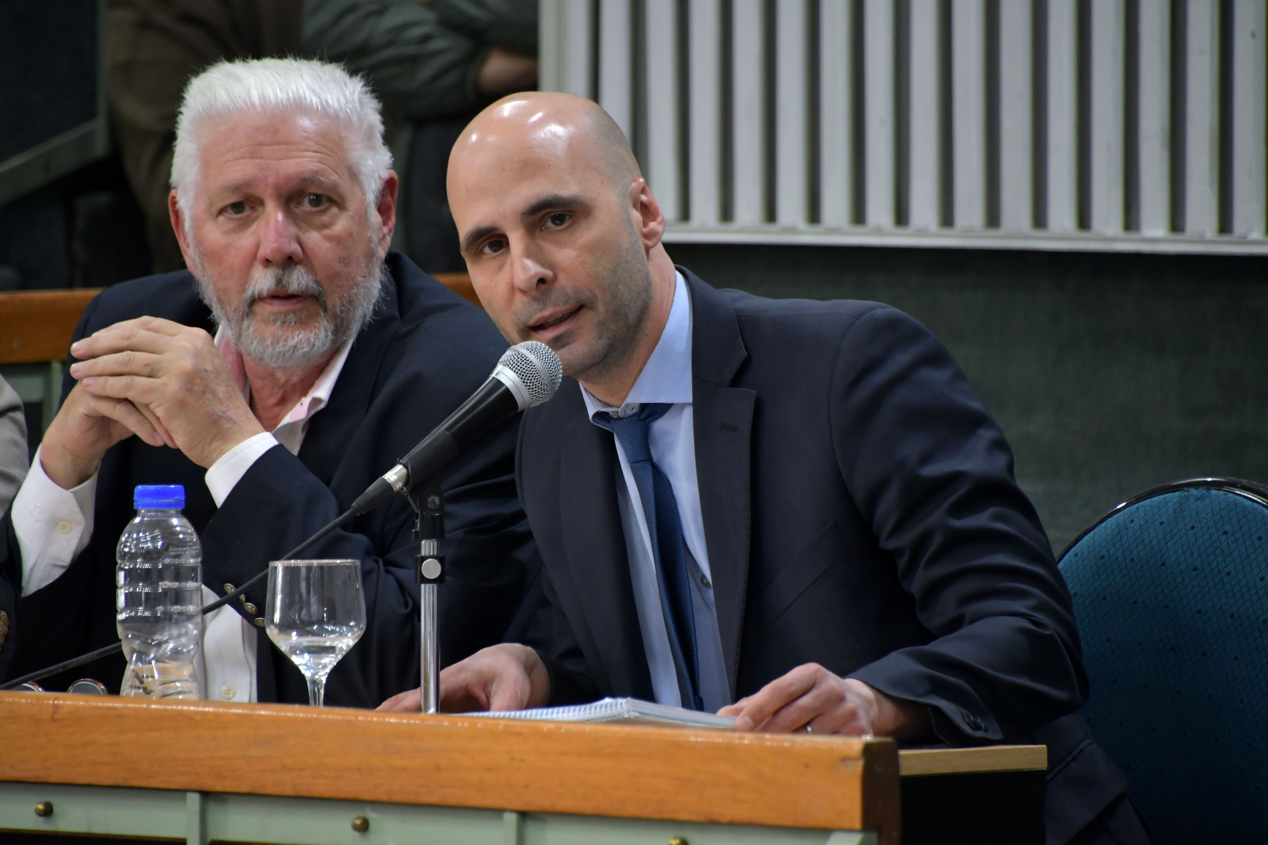  Fernando Basanta se defendió por espacio de media hora. Al lado, el abogado Alejandro Ruggero. (Foto: José Silva/La Opinión Austral).