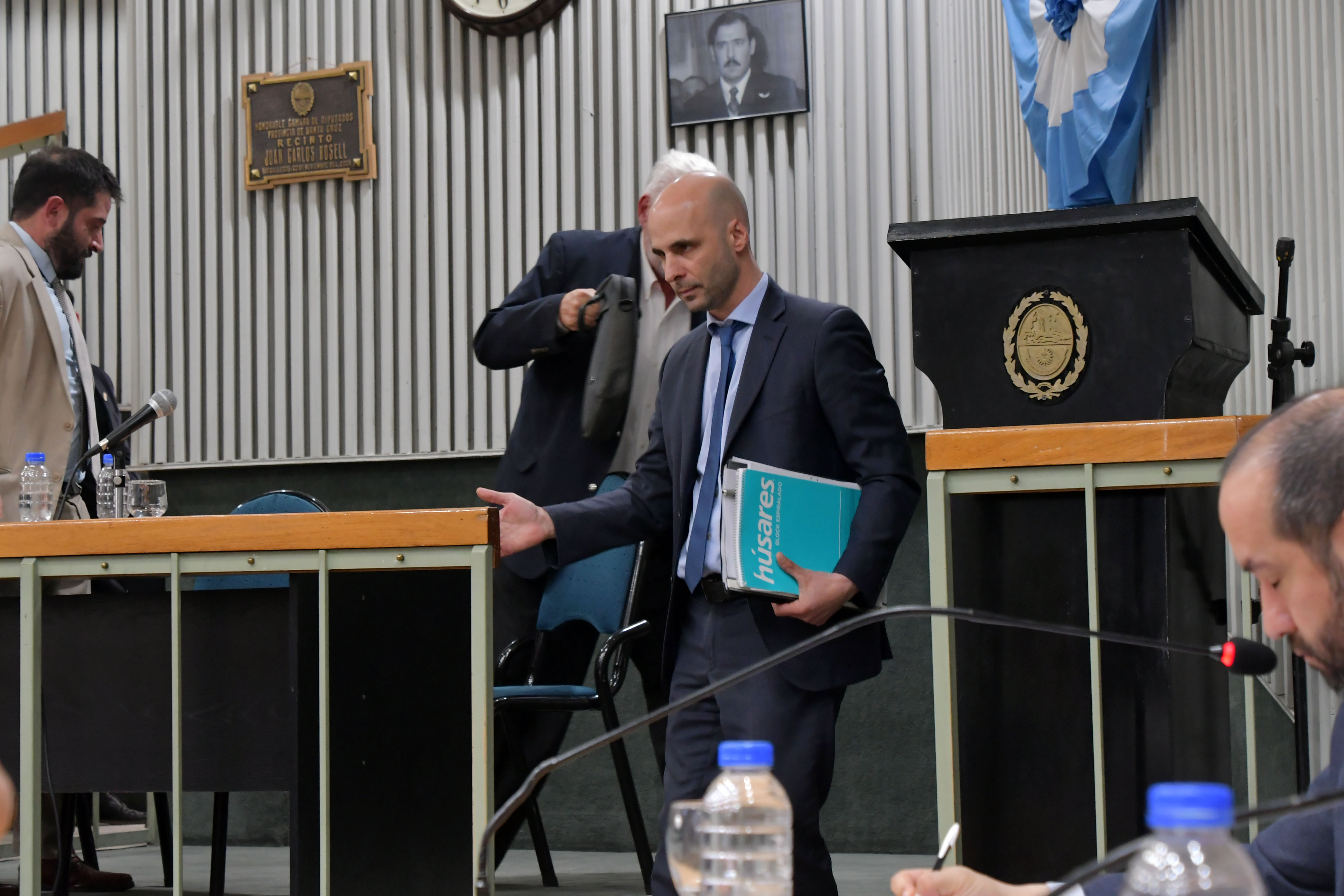  Fernando Basanta retirándose del recinto tras su larga exposición. (Foto: José Silva/La Opinión Austral).