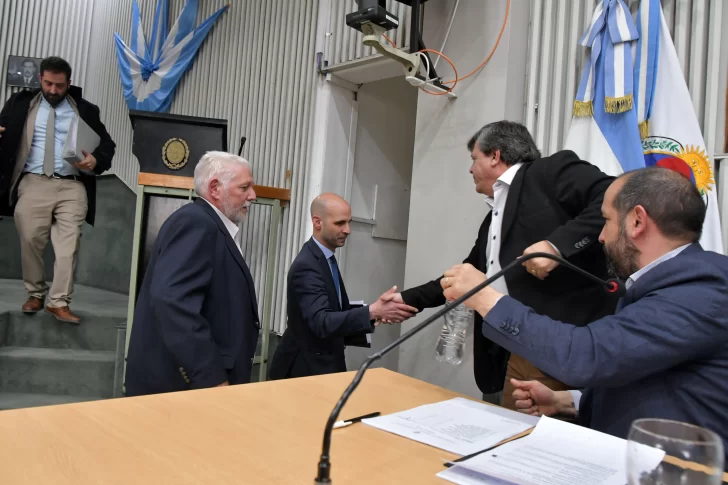  El vicegobernador Fabián Leguizamón y el vocal del TSJ, Fernando Basanta se dan la mano al término de la sesión. (Foto: José Silva/La Opinión Austral).