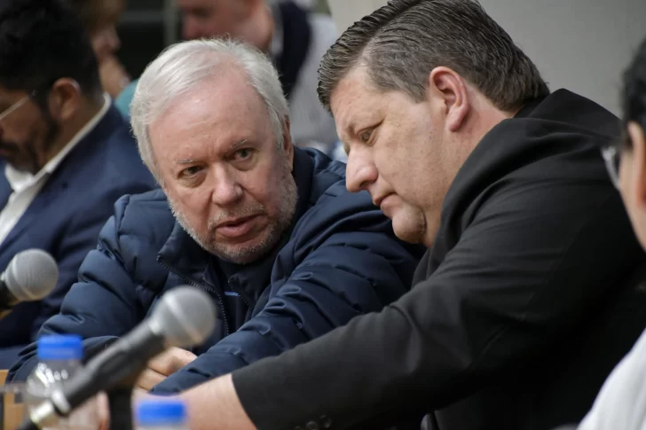  Daniel Peralta y Pedro Luxen, participan de la comisión especial. FOTO: JOSÉ SILVA / LA OPINIÓN AUSTRAL.