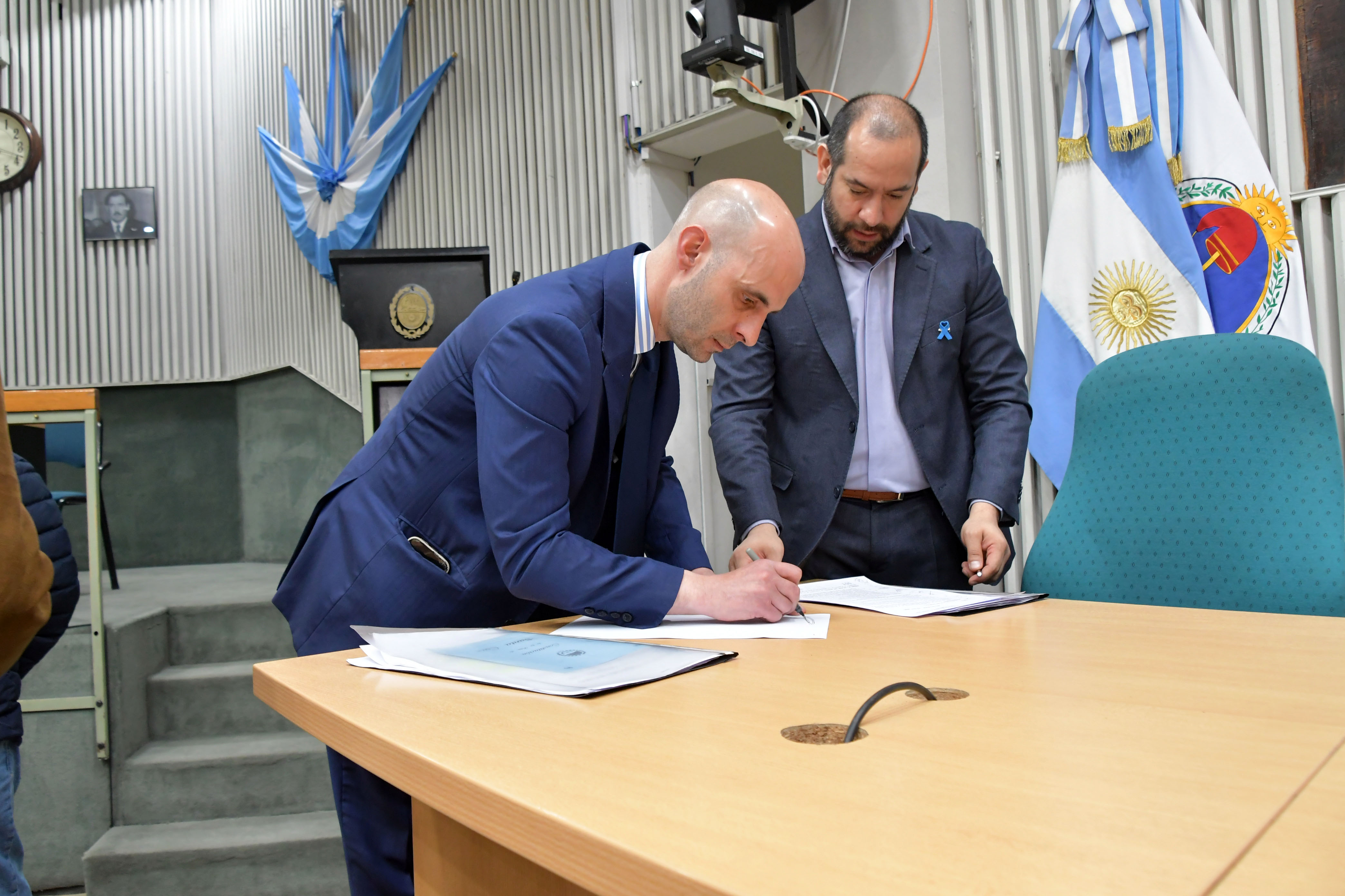  Fernando Basanta firma el veredicto de la Sala Juzgadora que lo eximió de culpas en el juicio político en su contra, ante la mirada de Diego Castro, secretario general de la Legislatura. FOTO: JOSÉ SILVA / LA OPINIÓN AUSTRAL.