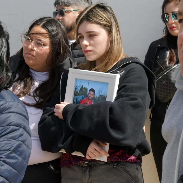 Río Gallegos despidió a Jonathan Mirol: el fútbol barrial lo acompañó hasta el último adiós Río Gallegos despidió a Jonathan Mirol: el fútbol barrial lo acompañó hasta el último adiós