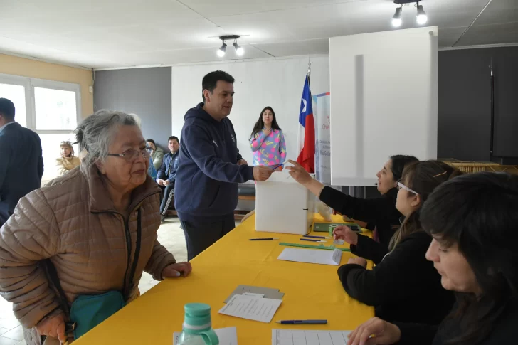  Varias adultos mayores se presentaron antes de las 8 de la mañana para votar en el consulado. FOTO: JOSÉ SILVA / LA OPINIÓN AUSTRAL.