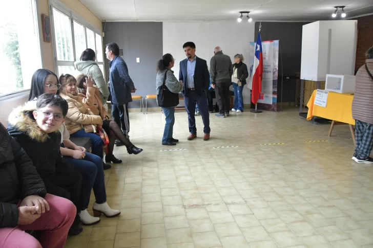  Varias personas se acercaron a votar en estas elecciones presidenciales 2025. FOTO: JOSÉ SILVA / LA OPINIÓN AUSTRAL.