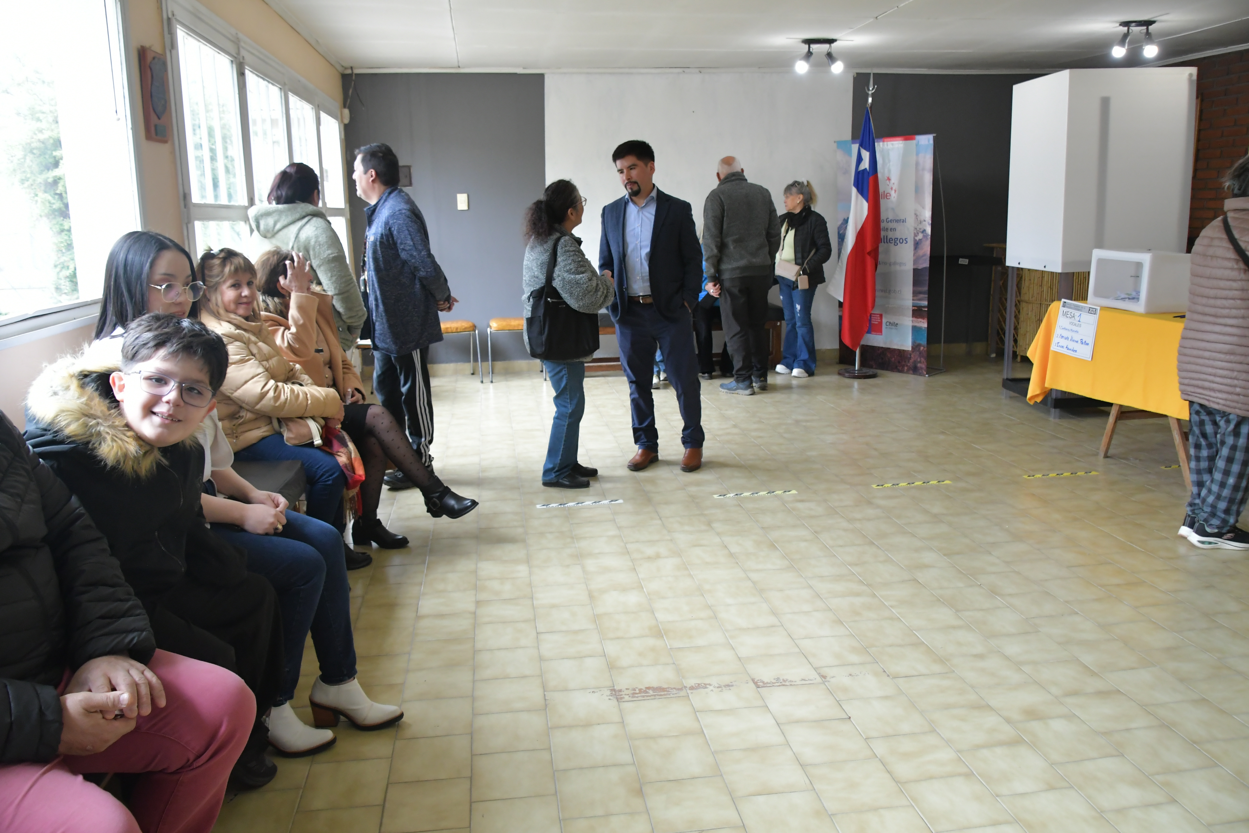  Varias personas se acercaron a votar en estas elecciones presidenciales 2025. FOTO: JOSÉ SILVA / LA OPINIÓN AUSTRAL.