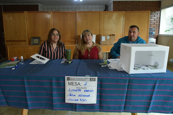  En el consulado de Chile en Río Gallegos, se habilitaron sólo 2 mesas. FOTO: JOSÉ SILVA / LA OPINIÓN AUSTRAL.