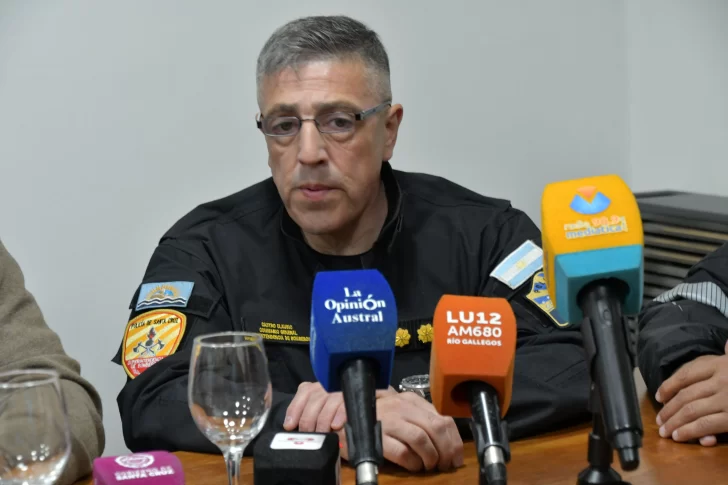  El superintendente de Bomberos de Santa Cruz, comisario general Claudio Castro brindó recomendaciones a la comunidad. FOTO: JOSÉ SILVA / LA OPINIÓN AUSTRAL.