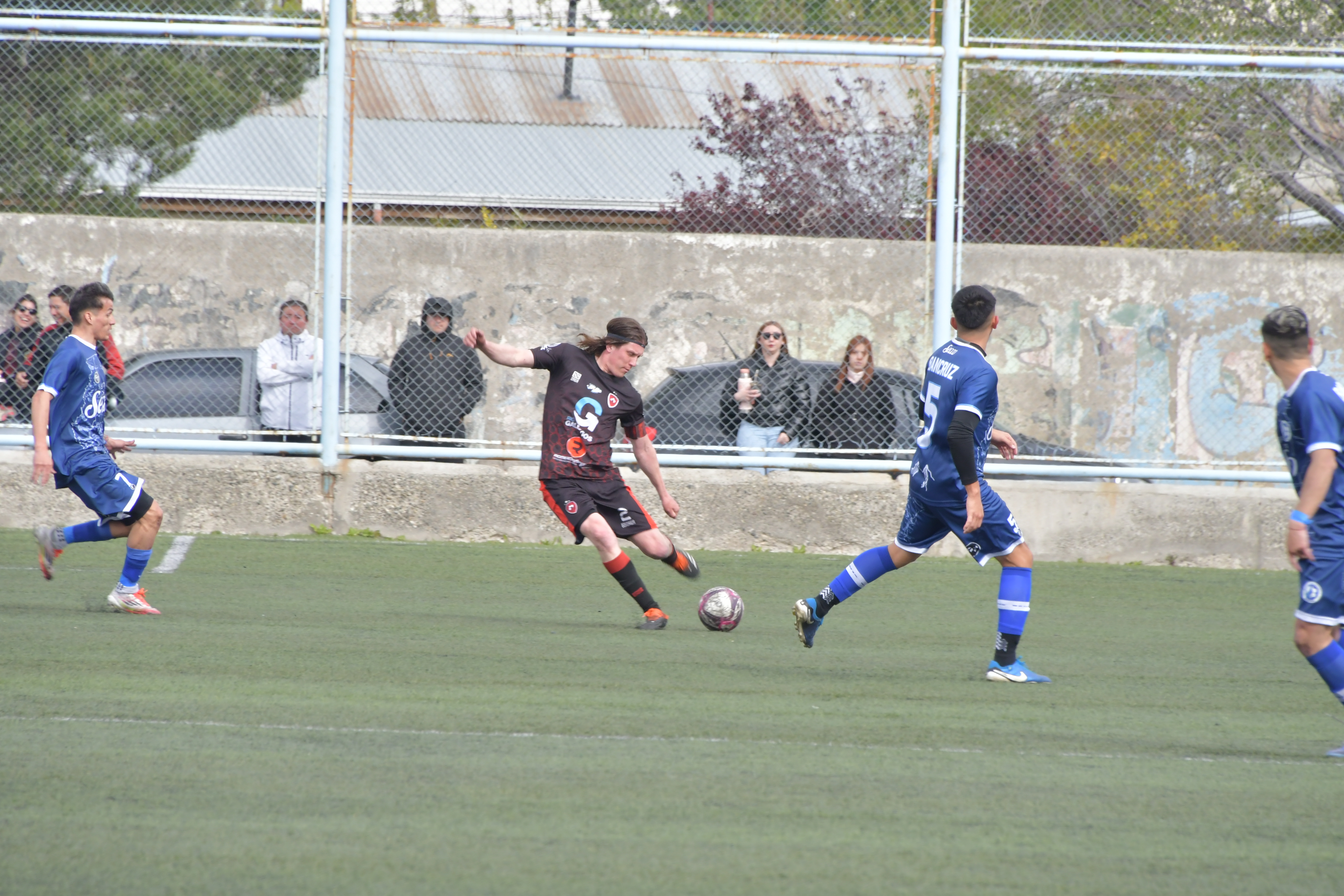  Sevilla empató el partido de cabeza. FOTO: JUAN PALACIOS/LA OPINIÓN AUSTRAL