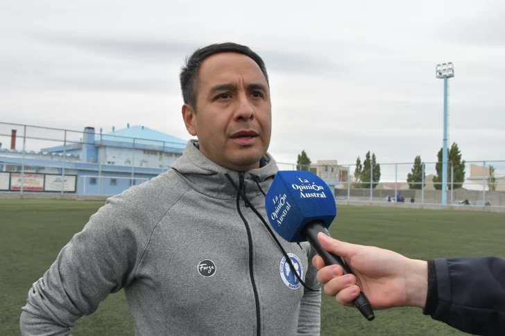  Esteban Arias, DT de Bancruz.